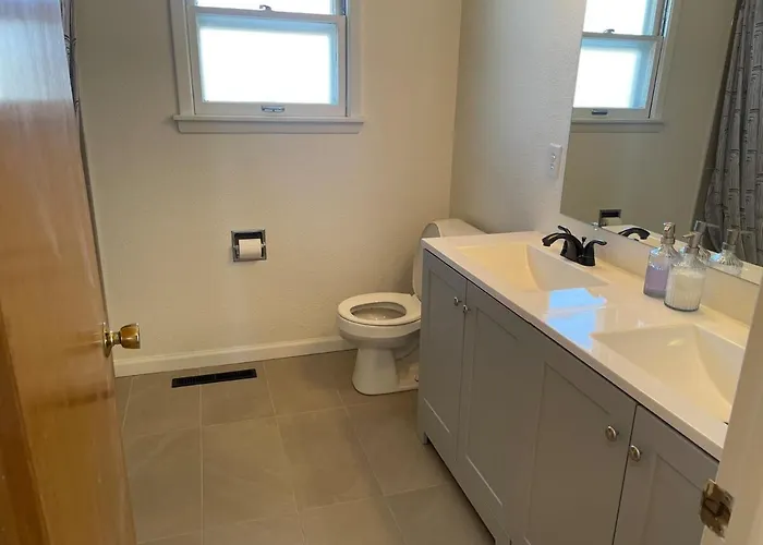 Holiday home New Remodel 1,800sf With 8 Beds