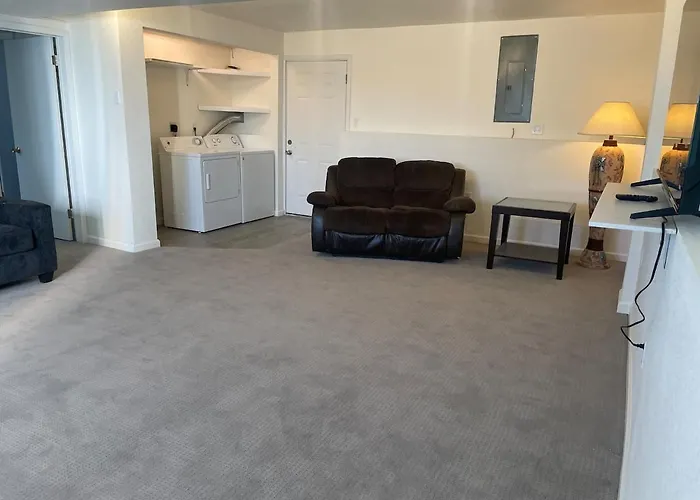 New Remodel 1,800sf With 8 Beds Holiday home